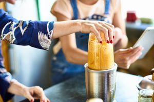 El desayuno es importante debido a que es la primera comida que se hace en el día, después de haber estado horas en reposo durmiendo.