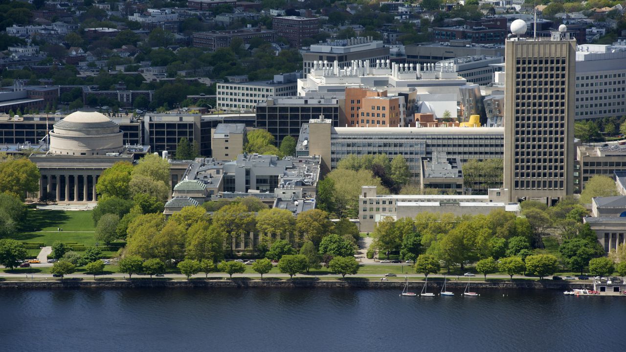 Mirando a través del río Charles en el campus del M.I.T (Instituto de Tecnología de Massachusetts), ubicado en Cambridge, MA.