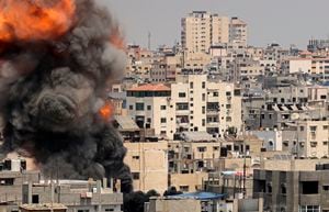 El humo sale de un ataque aéreo israelí en la ciudad de Gaza el 6 de agosto de 2022. - Israel golpeó Gaza con ataques aéreos y el grupo militante Jihad Islámico Palestino respondió con una andanada de cohetes, en la peor escalada de violencia en el territorio desde la guerra del año pasado. . Israel ha dicho que se vio obligado a lanzar una operación "preventiva" contra la Yihad Islámica, insistiendo en que el grupo estaba planeando un ataque inminente tras días de tensiones a lo largo de la frontera con Gaza. (Foto de Mahmud JAMONES / AFP)