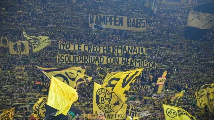 Hinchas Borussia mostraron su apoyo a Jenni Hermoso con esta pancarta.