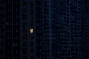 La luz se ve dentro de un apartamento en un edificio residencial durante un corte de energía en medio del ataque de Rusia a Ucrania, en Kyiv, Ucrania 20 de noviembre de 2022. REUTERS/Valentyn Ogirenko