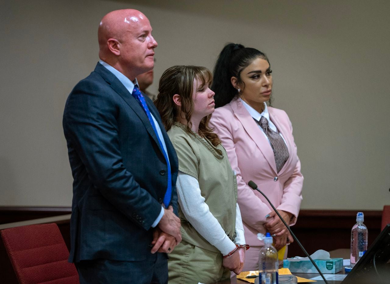 Hannah Gutiérrez Reed, centro, con su abogado Jason Bowles y la asistente legal Carmella Sisneros, no muestra ninguna emoción cuando recibe una sentencia de prisión de 18 meses durante una audiencia de sentencia en el Tribunal del Primer Distrito, el 15 de abril.