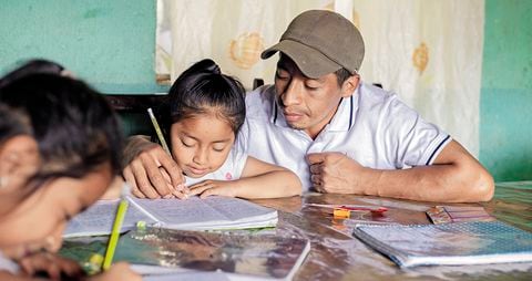 Arauca, Tolima y Antioquia son las regiones más afectadas por la fuga de profesores amenazados por los criminales. Piden ayuda urgente del Gobierno nacional. 