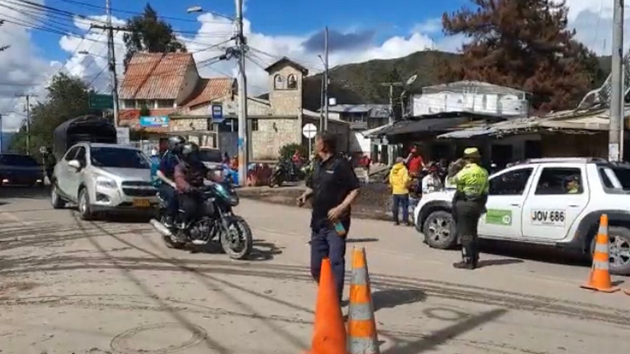 La Secretaría de Movilidad de Bogotá confirmó este sábado que fue rehabilitado el paso vehicular afectado desde hace casi una semana por los derrumbes originados por la fuerte ola invernal que afectan la capital país.
