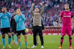 El técnico Xabi Alonso (centro) celebra la victoria de Bayer Leverkusen por 2-0 ante Colonia en la Bundesliga, el domingo 3 de marzo de 2024. (Rolf Vennenbernd/dpa vía AP)