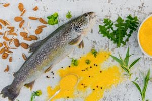 Los pescados azules pueden ayudar a disminuir los niveles de colesterol malo en la sangre.