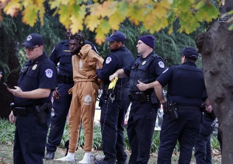 La Policía del Capitolio de los Estados Unidos arresta a un individuo no identificado que estaba en posesión de un arma de fuego afuera del edificio del Capitolio de los Estados Unidos el 7 de noviembre de 2023 en Washington