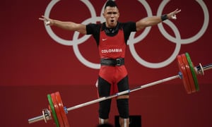 El colombiano Luis Mosquera celebra durante la competencia de los 67 kilogramos del levantamiento de pesas de los Juegos Olímpicos de Tokio, el domingo 25 de julio de 2021. (AP Foto/Luca Bruno)