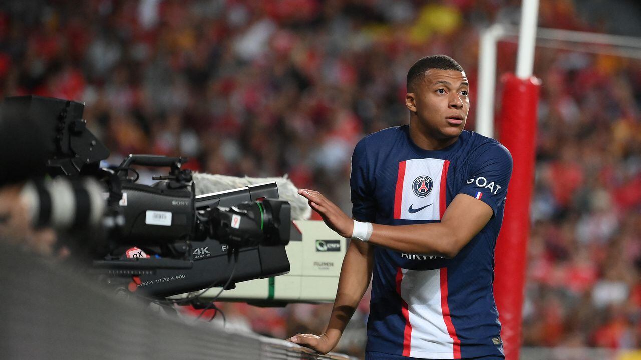 Paris Saint-Germain's French forward Kylian Mbappe reacts during the UEFA Champions League 1st round day 3 group H football match between SL Benfica and Paris Saint-Germain, at the Luz stadium in Lisbon on October 5, 2022. (Photo by FRANCK FIFE / AFP)