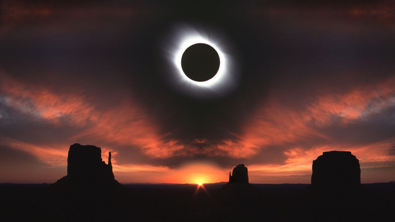 Durante un eclipse solar total el cielo se oscurece.