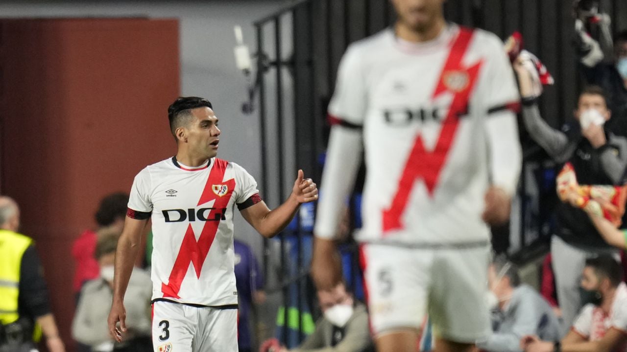 Rayo's Radamel Falcao, left, celebrates after scoring his side's opening goal during a Spanish La Liga soccer match between Rayo Vallecano and FC Barcelona at the Vallecas stadium in Madrid, Spain, Wednesday, Oct. 27, 2021. (AP/Manu Fernandez)