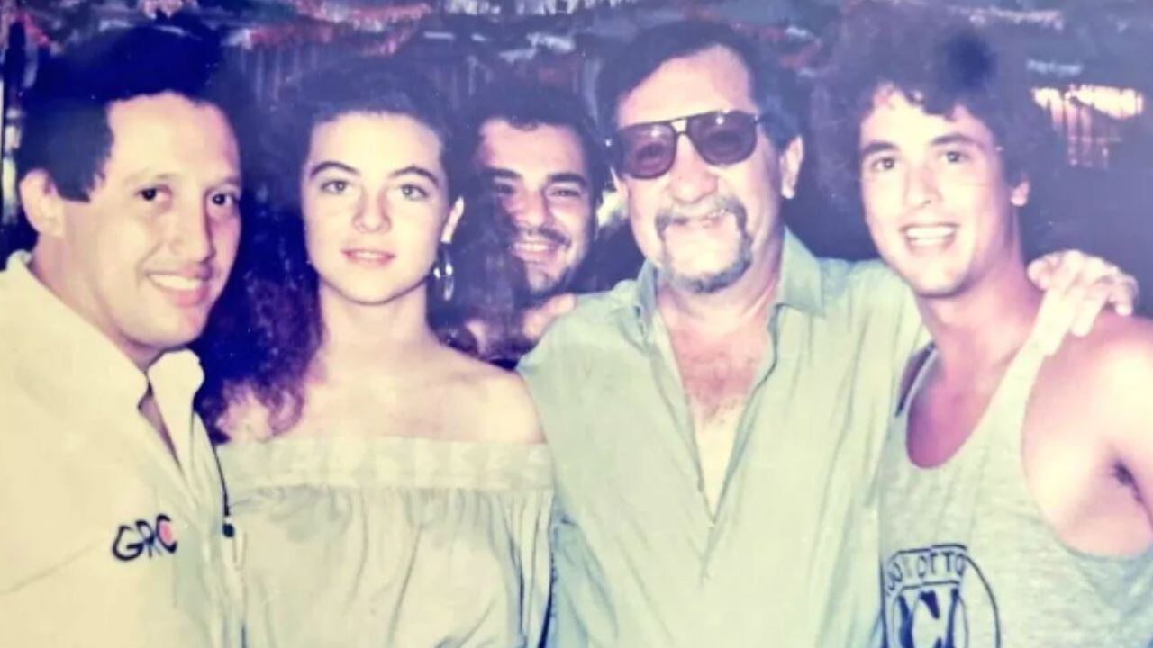 Carlos Vives y Margarita Rosa de Francisco cuando iniciaban su carrera en la televisión colombiana al lado de Pacheco.