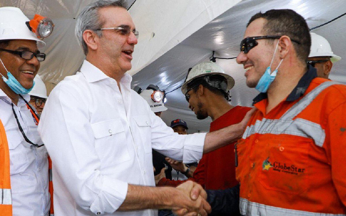 El presidente Luis Abinader saludó a los mineros, que aparecían sonrientes y con buen semblante.