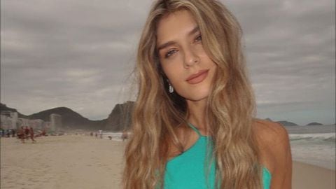 Laura Tobón en las playas de Brasil con un llamativo bikini azul