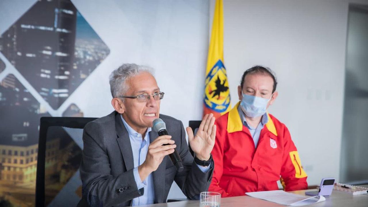 El secretario de Hacienda, Juan Mauricio Ramírez y el director de Impuestos de Bogotá, Orlando Valbuena, anunciaron un plan de atención para el pago de impuestos.