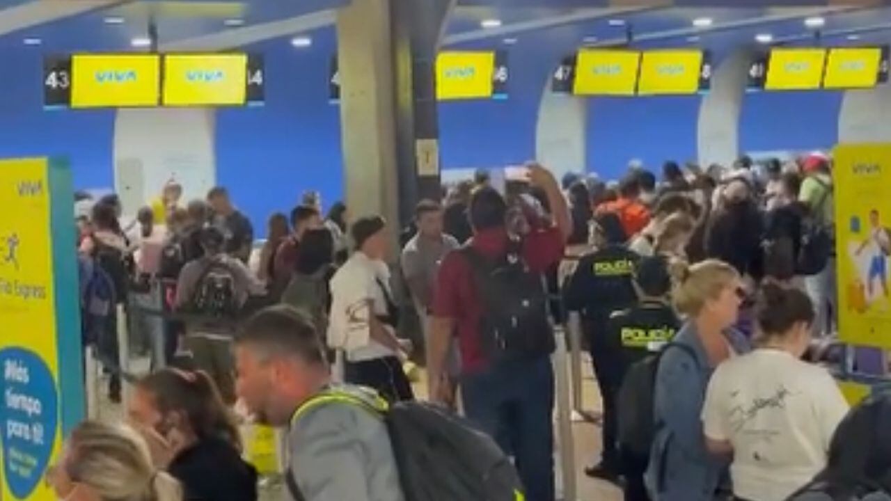 Usuarios de VIVA Air protestan en el aeropuerto de Rionegro.