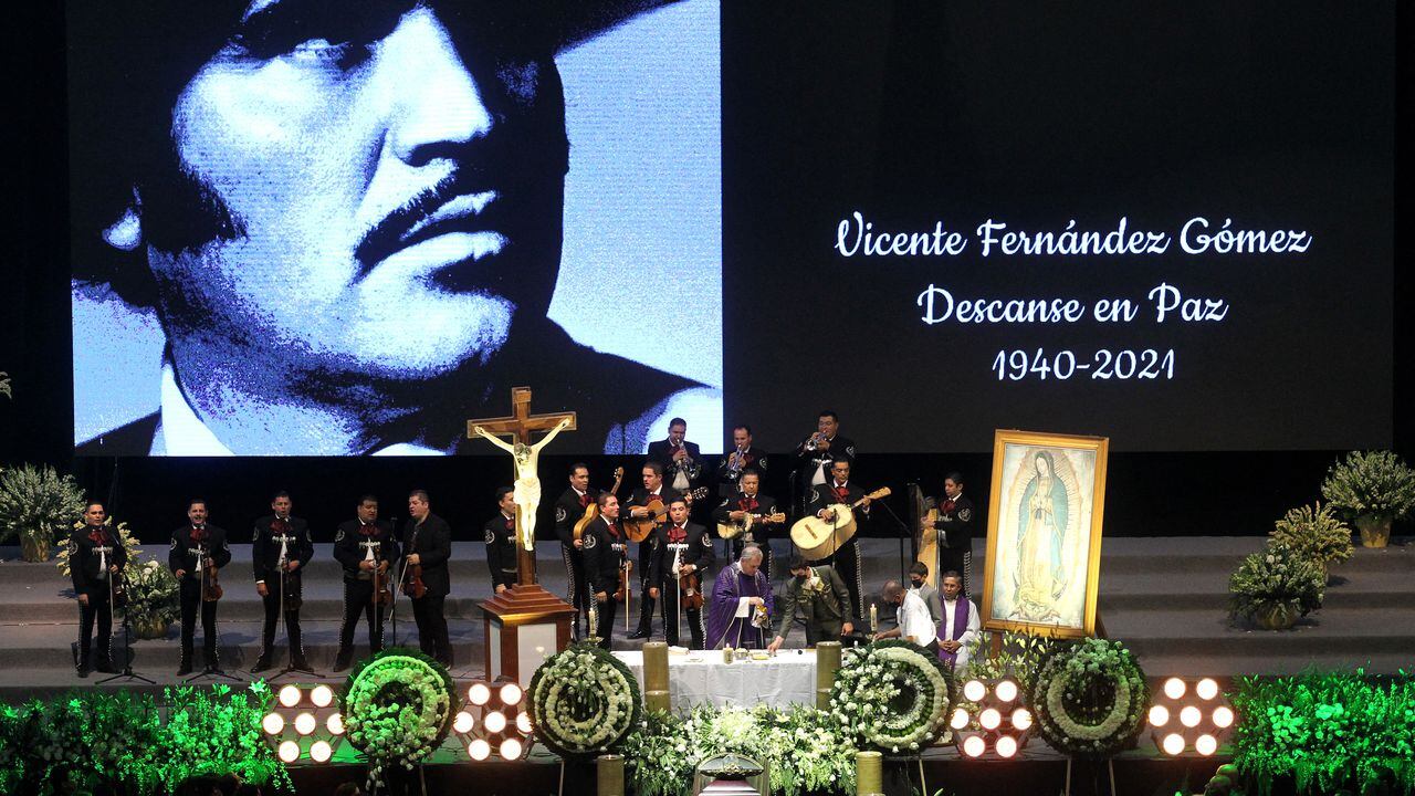 El ataúd del cantante mexicano Vicente Fernández se exhibe durante su funeral en el rancho "Los Tres Potrillos" en Tlajomulco de Zuña, estado de Jalisco, México, el 13 de diciembre de 2021.
