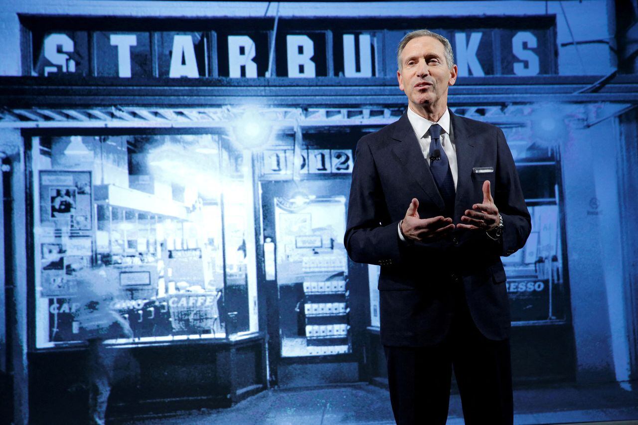 El presidente y director ejecutivo de Starbucks, Howard Schultz, pronuncia un discurso en el Día del Inversor de Starbucks 2016 en Manhattan, Nueva York, EE. UU