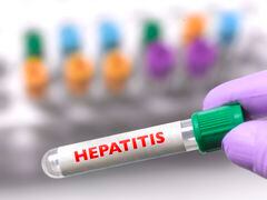 Tubo de ensayo que contiene la vacuna contra la hepatitis