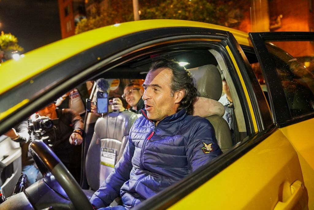 Federico Gutiérrez con líderes taxistas.