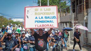 Manifestante apoyando las reformas de Gobierno nacional en la marcha del 1.º de mayo en Cartagena.