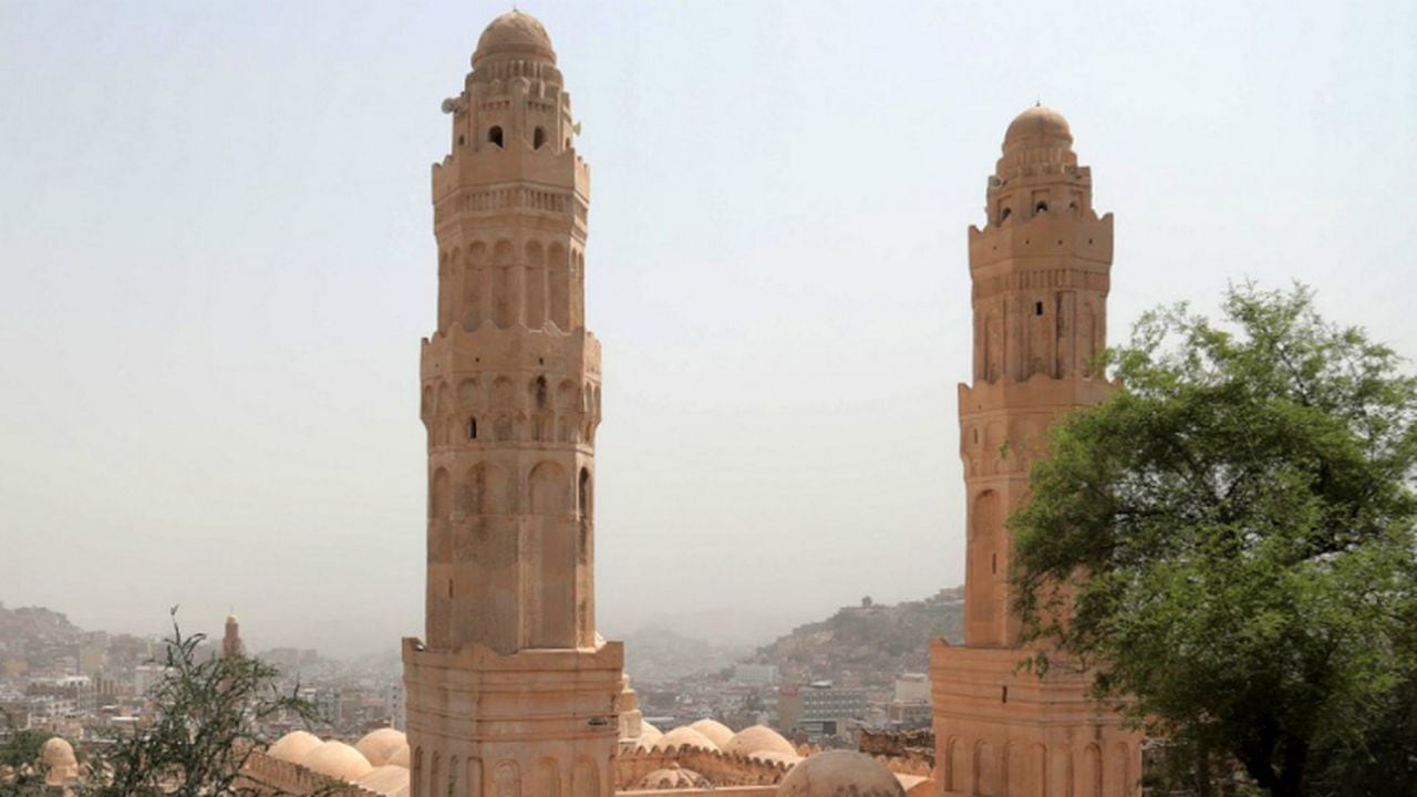 Se ven dos minaretes de la mezquita Ashrafiya en la ciudad de Taez.