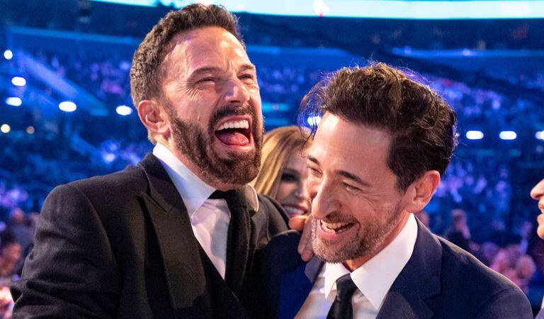 Ben Affleck tuvo un momento de alegría en los Grammy al lado del actor Adrien Brody