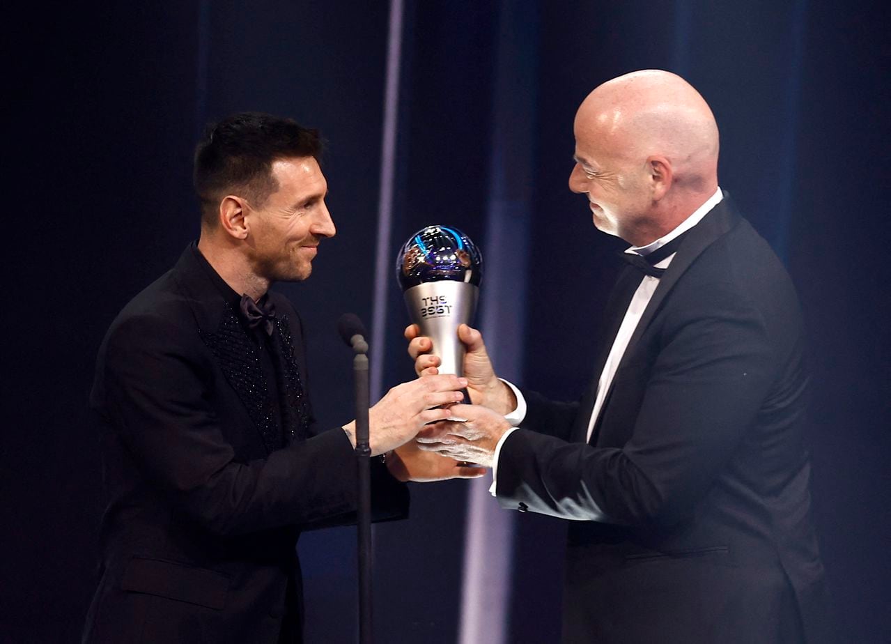 Gianni Infantino le entregó el premio a Lionel Messi. Foto: Reuters.