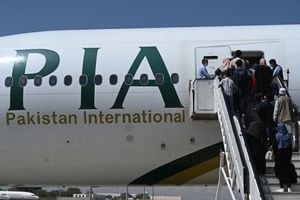 Los pasajeros abordan un vuelo de Pakistan International Airlines (PIA), el primer vuelo internacional comercial desde que los talibanes recuperaron el poder el mes pasado, en el aeropuerto de Kabul el 13 de septiembre de 2021 (Foto de Aamir QURESHI / AFP).