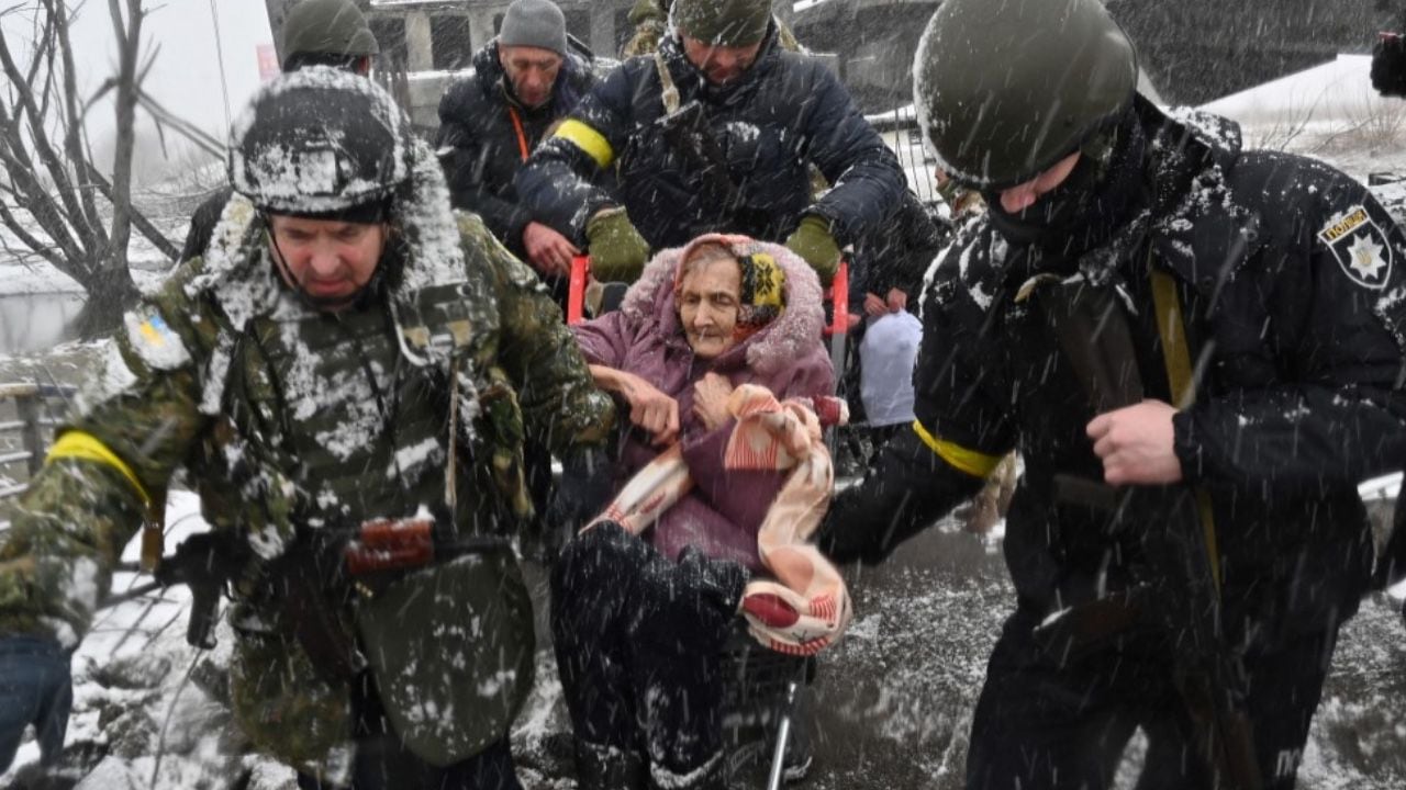 La guerra en Ucrania deja imágenes de este calibre, donde soldados de ese país ayudan a una persona de la tercera edad a evacuar la zona, para no se víctima de los bombardeos rusos.