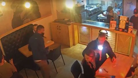 Este es el momento en el que el ladrón amenaza a varios clientes y empleados del conocido restaurante.