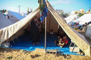 Palestinos descansan en una tienda de campaña para refugiados a lo largo de la Franja de Gaza el 20 de octubre de 2023 en Khan Yunis, Gaza. Los habitantes de Gaza están evacuando hacia el sur según lo aconsejado por el gobierno israelí, antes de una esperada ofensiva terrestre israelí.  (Photo by Ahmad Hasaballah/Getty Images)