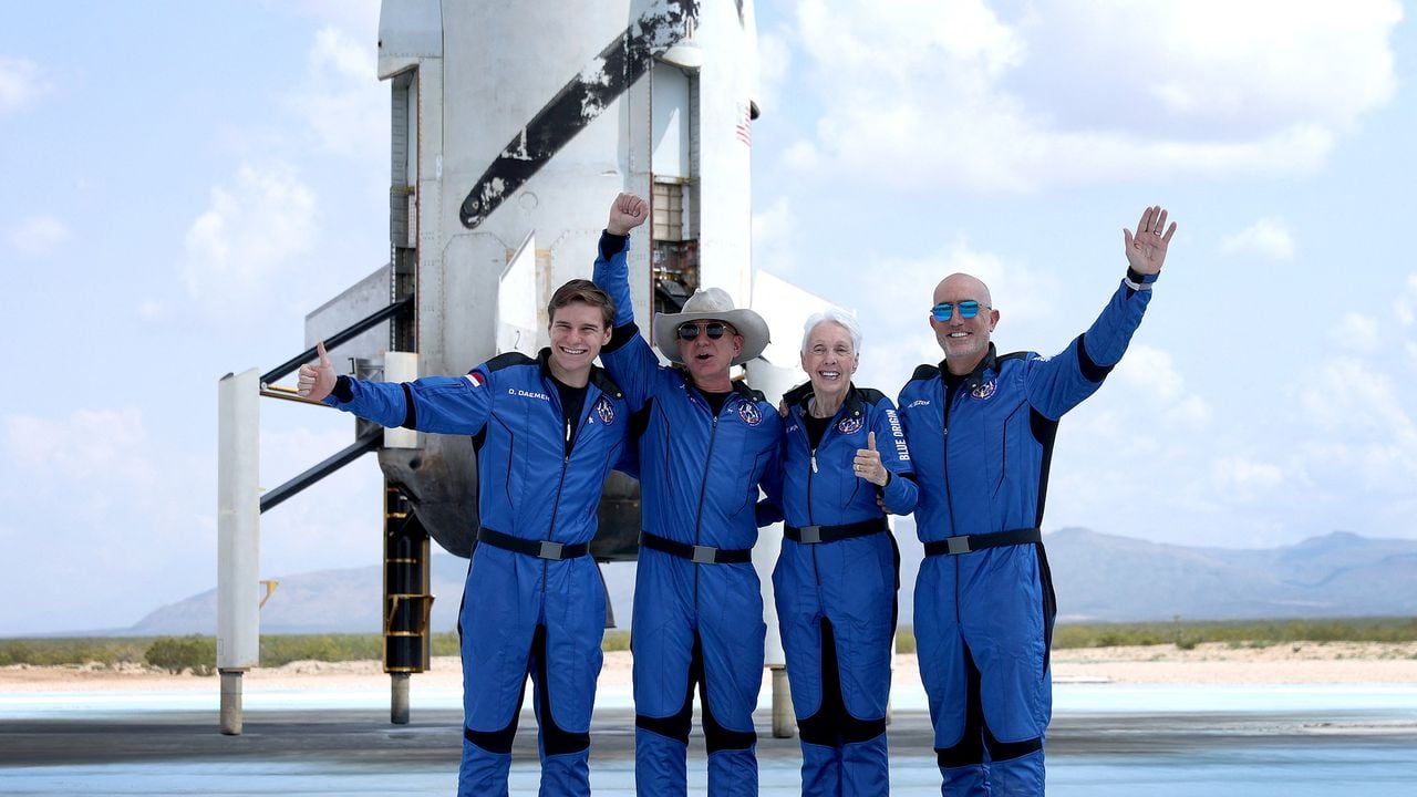 El cohete New Shepard transportó al espacio a los pasajeros Oliver Daemen, Jeff Bezos, Wally Funk y Mark Bezos.