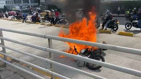 Acusan a un agente de Tránsito de Bucaramanga de ocasionar la muerte de un motociclista.