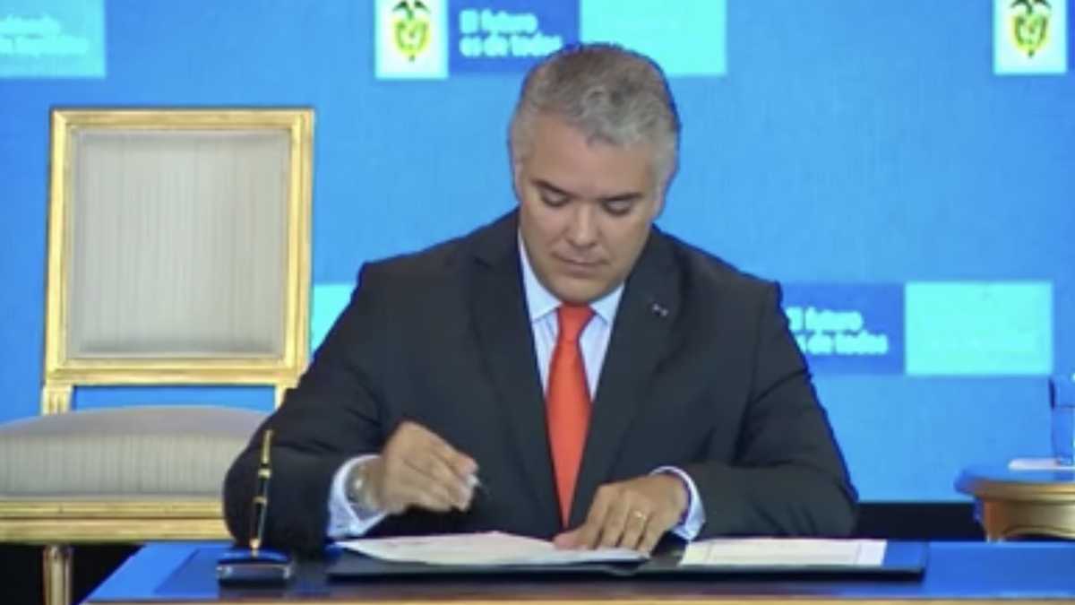 Presidente Duque firmó decreto del histórico aumento del salario mínimo:  “Por los trabajadores de Colombia”