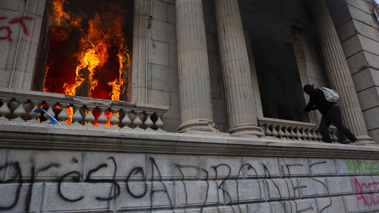 Manifestantes incendian sede del Congreso de Guatemala (AP Photo/Oliver De Ros)