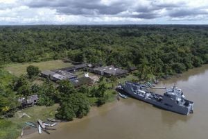 Buque ARC Bahía Malaga de la Armada Nacional visita comunidades afrodecendientes e indigenas en el Pacífico, Rio San Juan Chocó.
