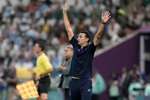 El entrenador en jefe de Argentina, Lionel Scaloni, gesticula durante el partido de fútbol del grupo C de la Copa Mundial entre Argentina y México, en el Estadio Lusail en Lusail, Qatar, el sábado 26 de noviembre de 2022. (AP Photo/Moises Castillo)