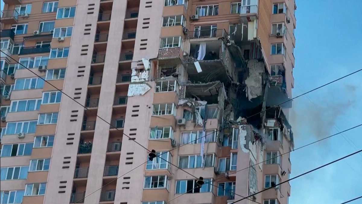 Cae misil en edificio residencial de Ucrania.