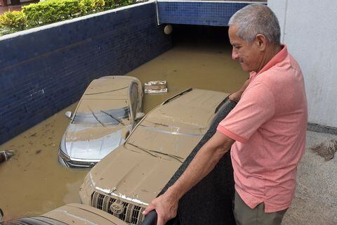 El Alcalde de la ciudad Alejandro Eder estuvo en diferentes puntos, revisando los daños ocasionados por las fuertes lluvias del pasado miércoles en Santiago de Cali.