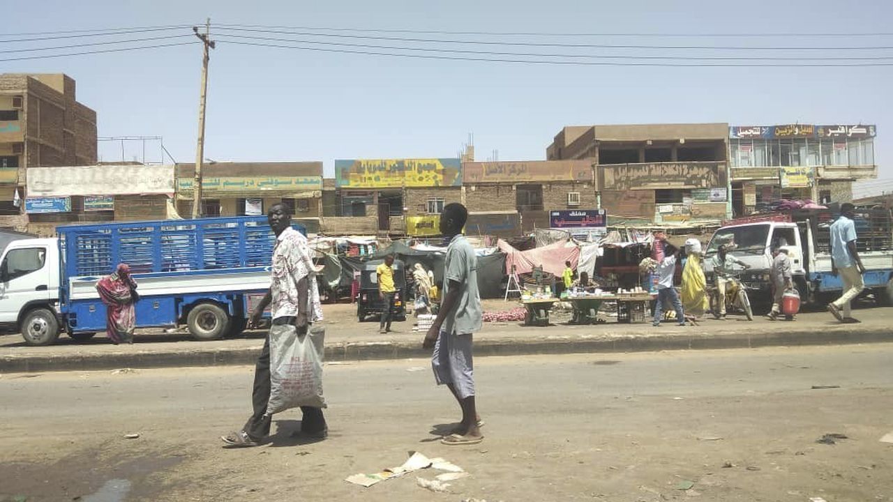 La agencia de migración de la ONU dijo el miércoles que los combates entre el ejército de Sudán y una poderosa fuerza paramilitar habían desplazado a más de un millón de personas.