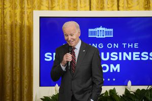 El presidente Joe Biden habla durante una Cumbre Empresarial de Mujeres de la SBA en el Salón Este de la Casa Blanca, el lunes 27 de marzo de 2023, en Washington. (AP Photo/Alex Brandon)
