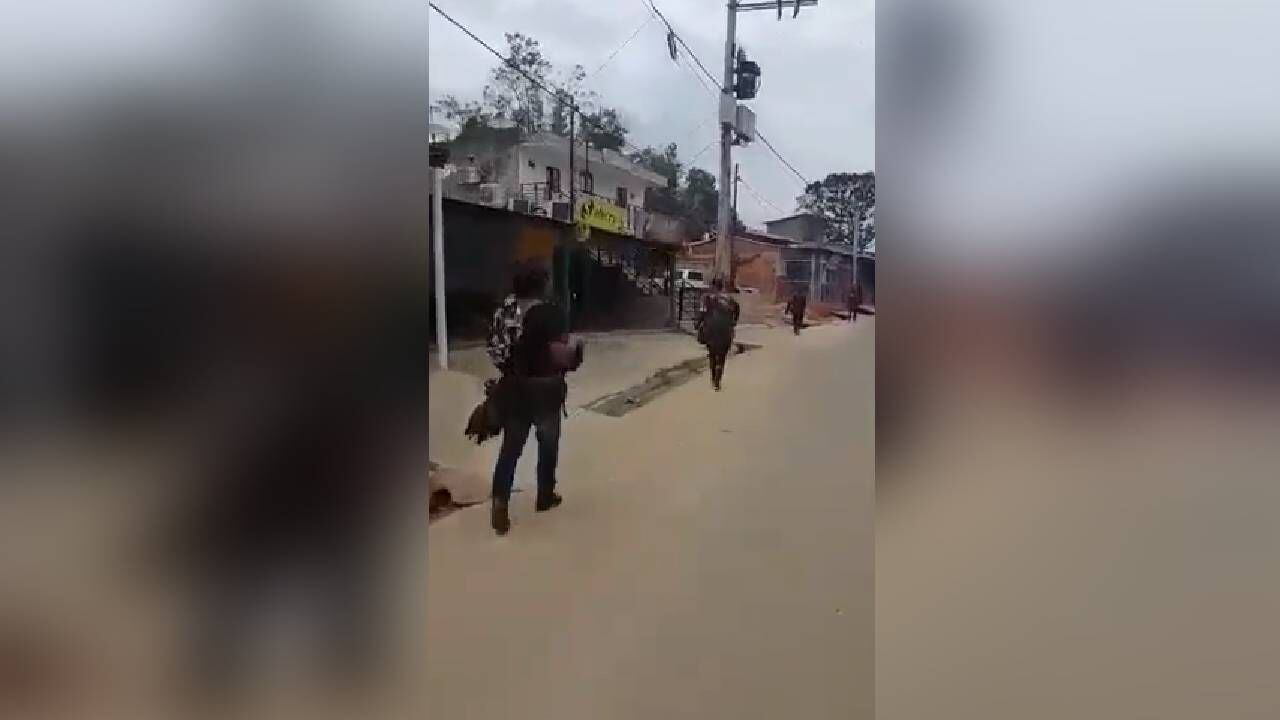Habitantes de el Catatumbo publicaron imágenes en redes sociales de los integrantes de esta guerrilla, patrullando por las calles de esta región. Foto: Twitter @jhonjacome.
