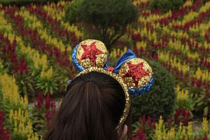 Una visitante usa un sombrero con las icónicas orejas de Mickey Mouse en Hong Kong Disneyland. (AP Photo/Kin Cheung)