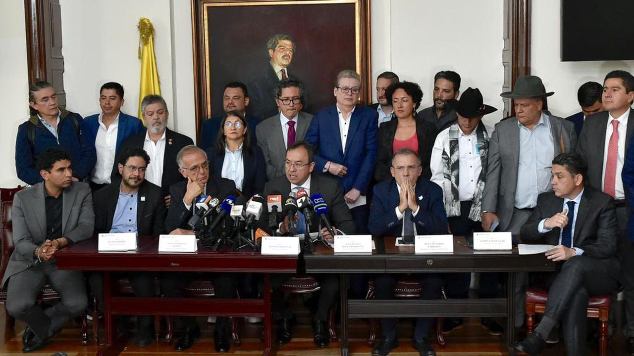 El ministro del Interior, Alfonso Prada, y el ministro de Defensa, Iván Velásquez, junto a congresistas de la bancada de gobierno, durante la radicación de la prórroga a la ley de orden público.