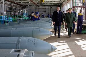 El ministro de Defensa ruso, Sergei Shoigu, inspecciona la implementación de la orden de defensa estatal en una instalación del complejo militar-industrial en la región de Nizhny Novgorod, Rusia