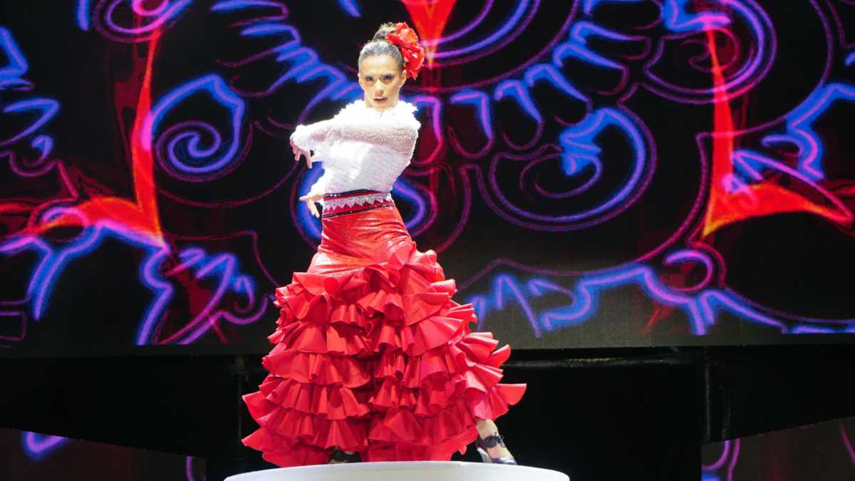 Natalia de Castro, reina del Carnaval de Barranquilla 2023, bailando flamenco en medio de su coronación.