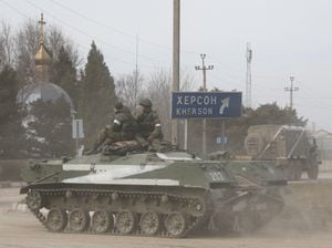 Los militares viajan en un vehículo blindado con la letra 'Z', después de que el presidente ruso, Vladimir Putin, autorizó una operación militar en el este de Ucrania, en la ciudad de Armyansk, Crimea, el 24 de febrero de 2022. REUTERS/Stringer