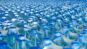 Muchas botellas de plástico de agua mineral listas para su envío en un almacén o supermercado.