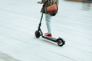 movimiento borroso de un scooter de empuje patineta electrica